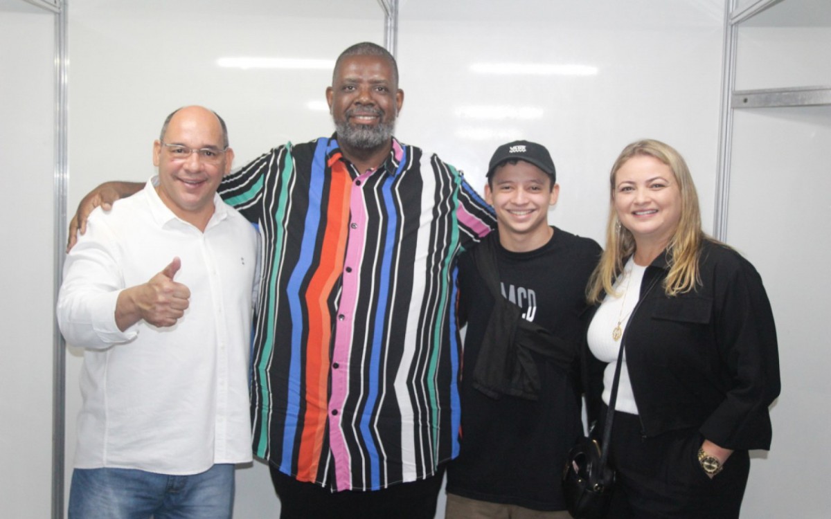 Prefeito com a esposa Gabriela, o filho Jo&atilde;o Marcelo e o cantor P&eacute;ricles 