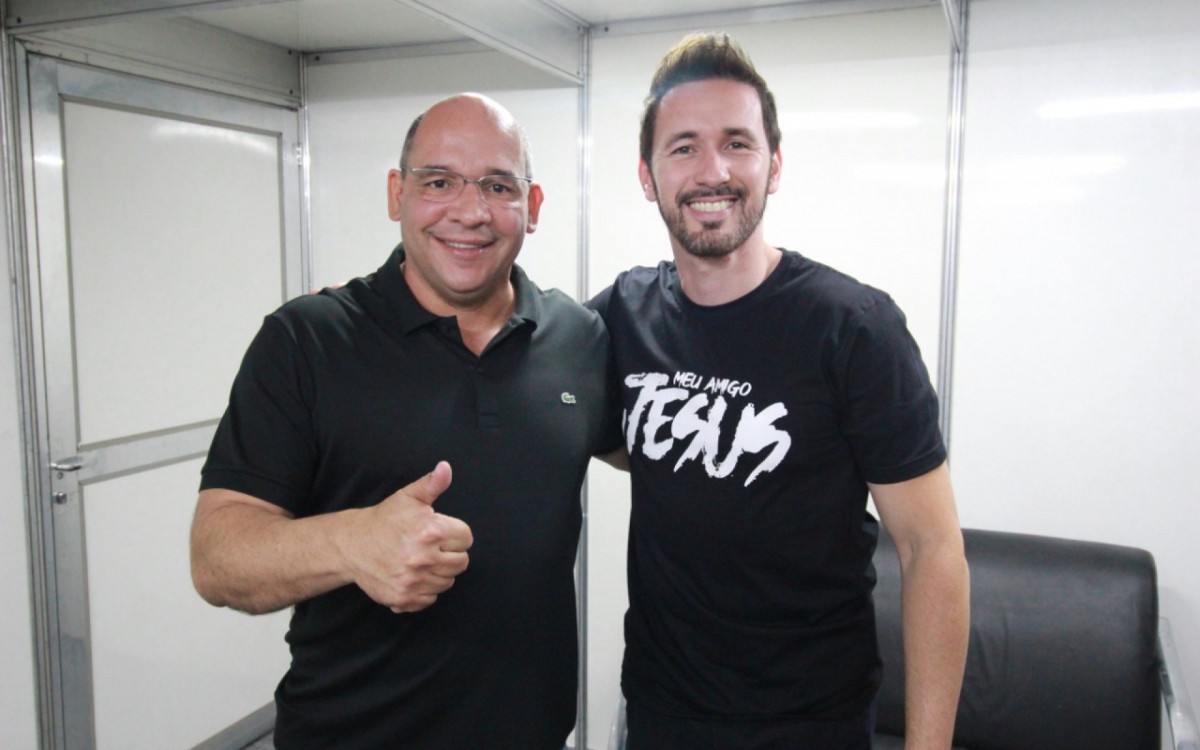 Marcelo Magno ao lado do cantor gospel Tony Allysson 