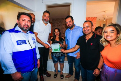 Governador e prefeito de Belford Roxo entregam Cartões Recomeçar para moradores afetados pelas chuvas