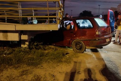 Carro atinge passarela na RJ-140, em São Pedro da Aldeia