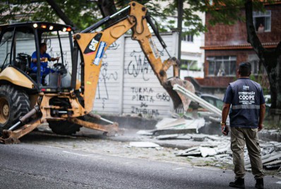 Seop derruba muro com 70 metros que isolava praça em Inhaúma