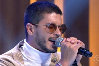 Arthur Aguiar desafina em apresentação no 'Encontro' e vira assunto na web