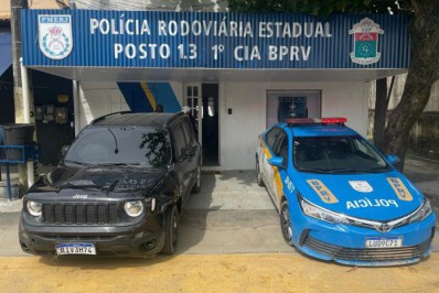 BPRv apreende carro roubado na RJ-124 após perseguição; motorista seguia para Cabo Frio