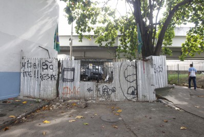 Rev&oacute;lver calibre 38, escondido por Lourival no estabelecimento, ainda n&atilde;o foi localizado - Reginaldo Pimenta / Agencia O Dia