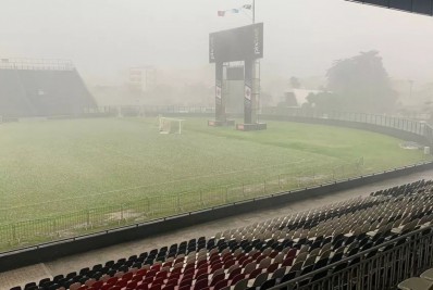Gramado de São Januário é dominado por granizo após forte chuva no Rio