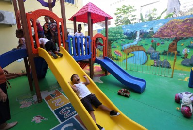 Prefeitura entrega às escolas municipais novas áreas com brinquedos