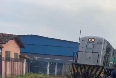 Prefeitura de Magé asfalta trilho e circulação de trem na extensão Guapimirim é interrompida