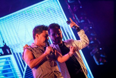 Zezé Di Camargo e Luciano fazem homenagem a Breno Silveira em Curitiba