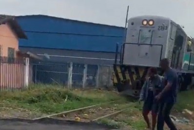 Prefeitura de Magé asfalta trecho da linha férrea e interrompe circulação na extensão Guapimirim 