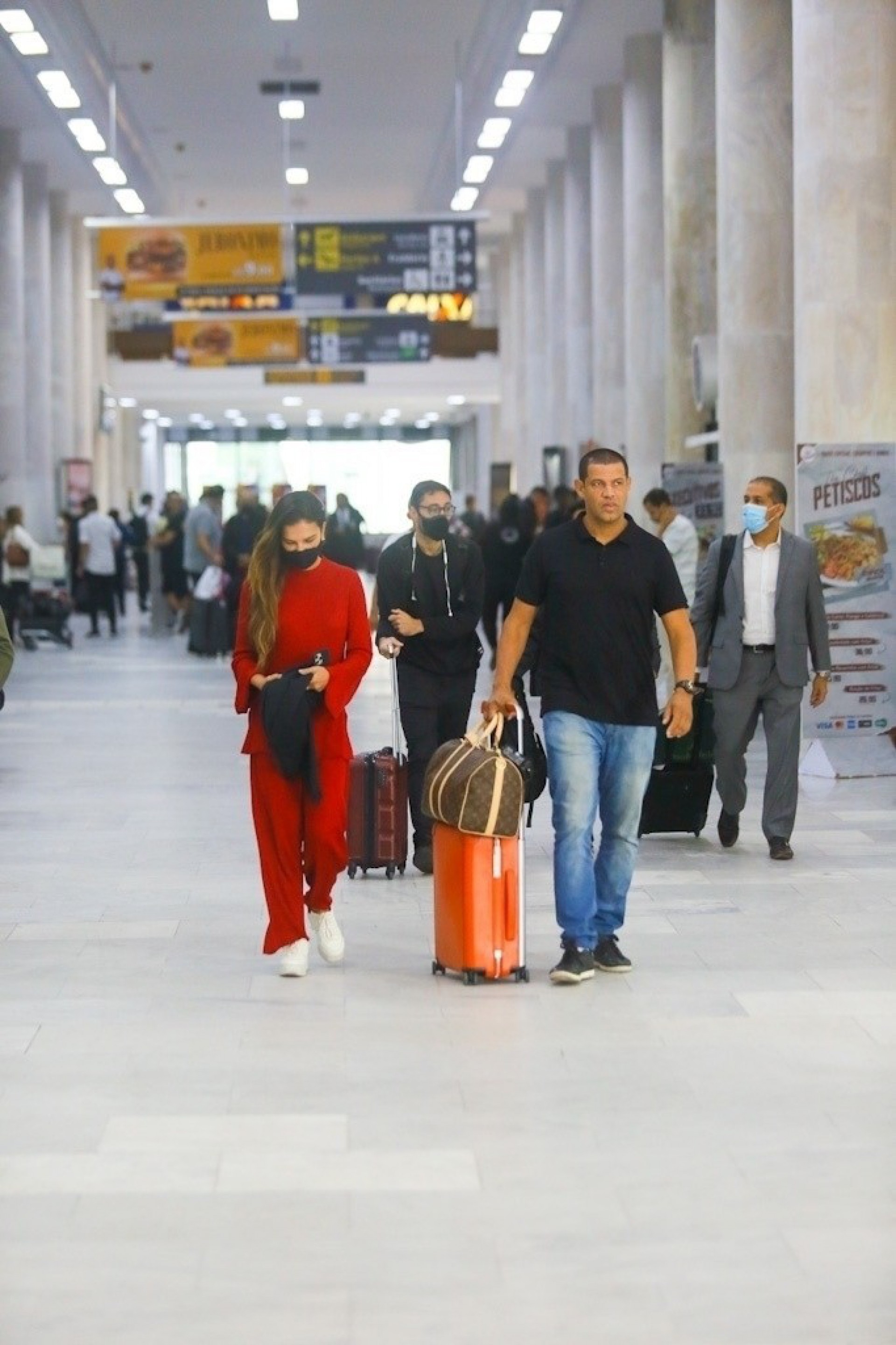 Mariana Rios veste look todo vermelho ao desembarcar no Rio para gravações de novo filme - Vitor Pereira / Ag. News