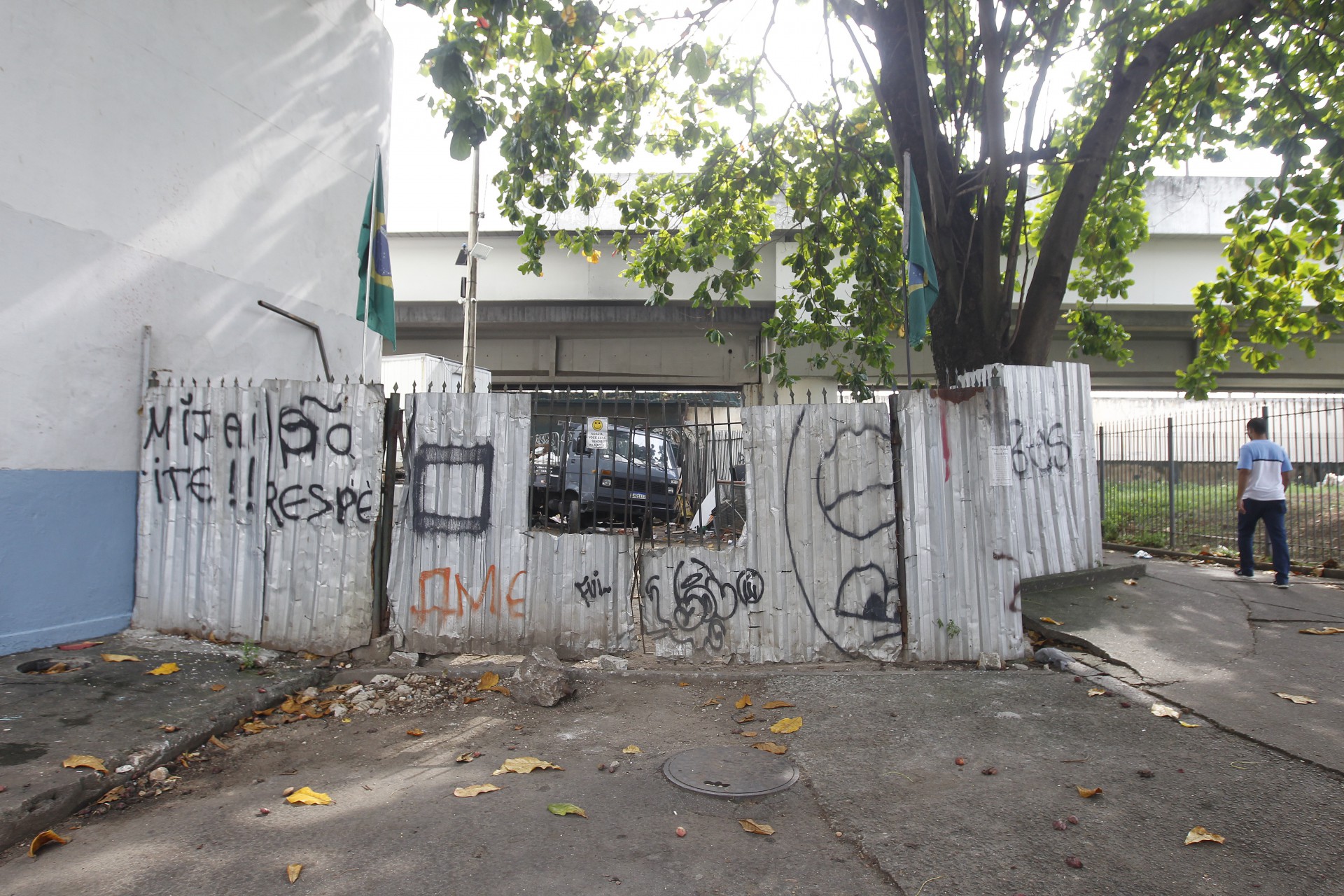 Rev&oacute;lver calibre 38, escondido por Lourival no estabelecimento, ainda n&atilde;o foi localizado - Reginaldo Pimenta / Agencia O Dia