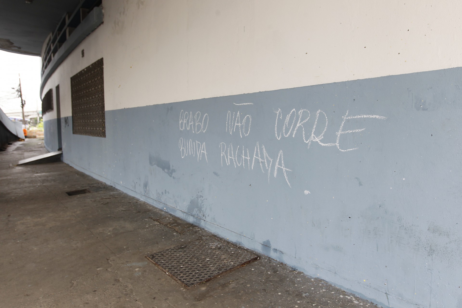 Dono do ferro-velho recolheu algumas c&aacute;psulas de proj&eacute;teis, mas esqueceu de um cartucho - Reginaldo Pimenta / Agencia O Dia