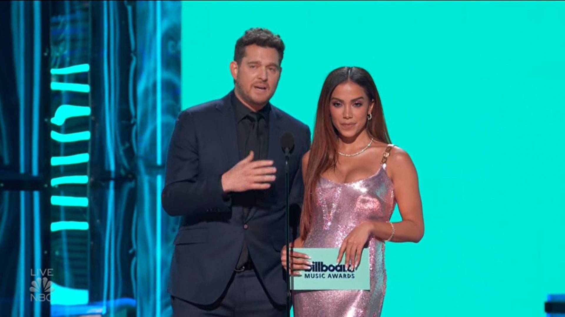 Anitta falou três línguas ao apresentar categoria com Michael Bublé no Billboard Music Award - Reprodução