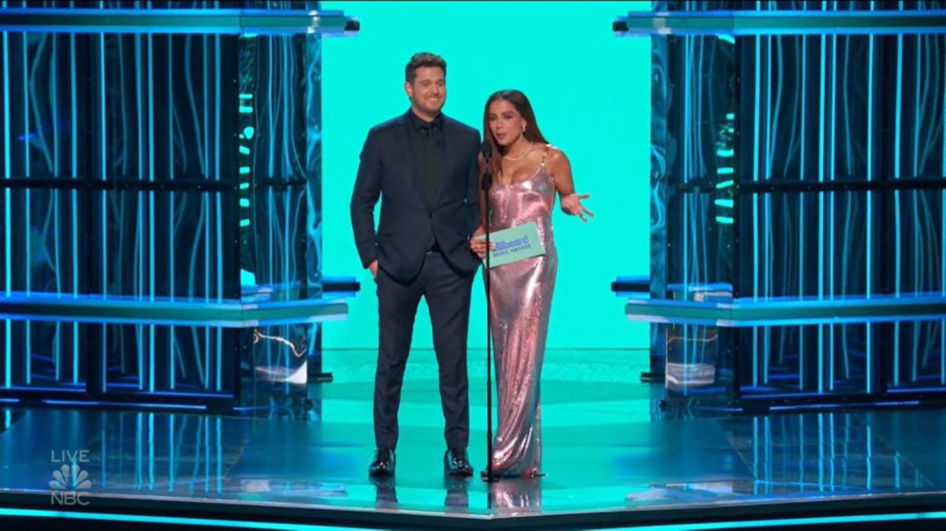 Anitta falou três línguas ao apresentar categoria com Michael Bublé no Billboard Music Award - Reprodução