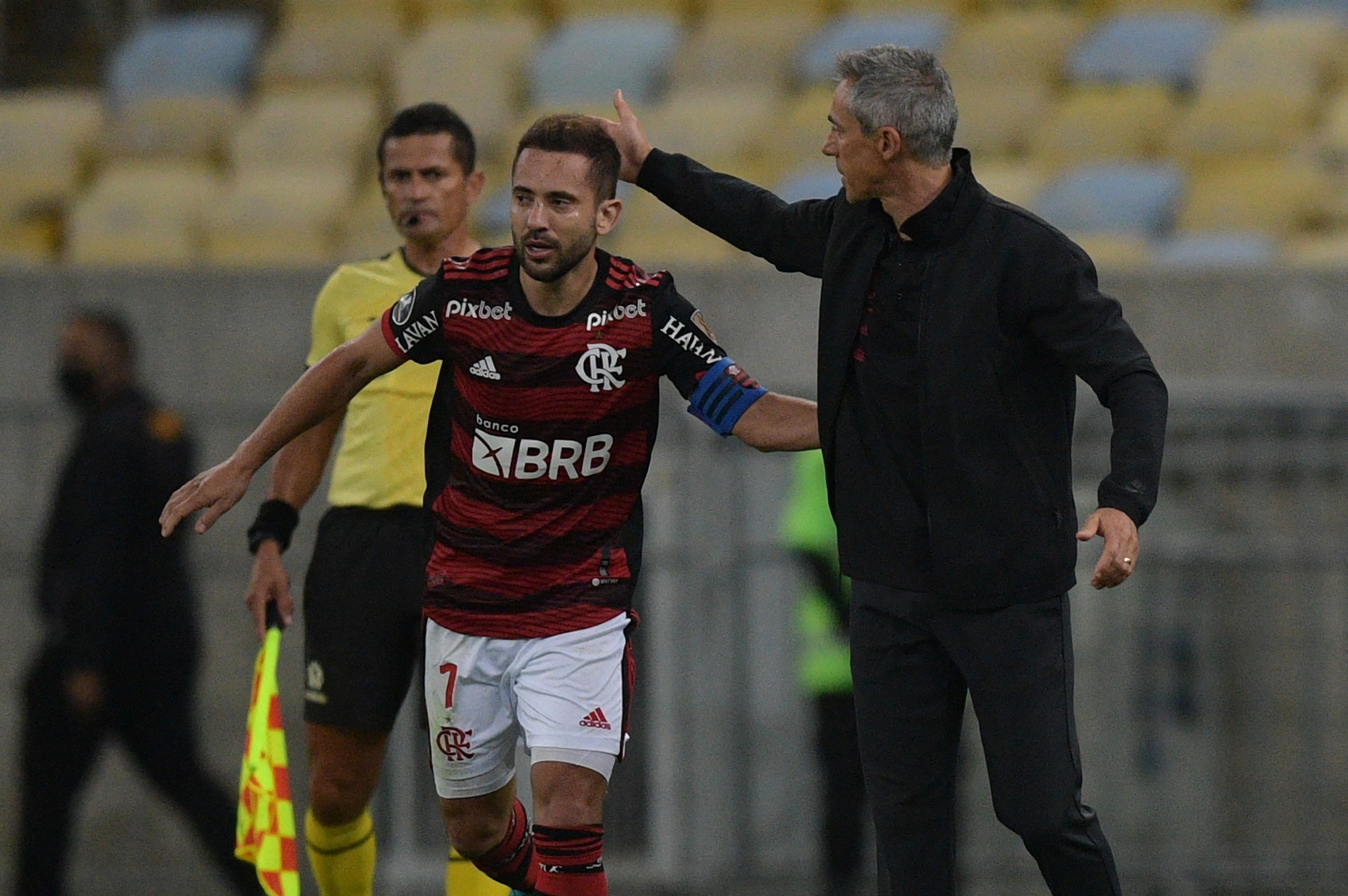 Everton Ribeiro marcou um dos gols do Flamengo contra a Católica -  CARL DE SOUZA / AFP