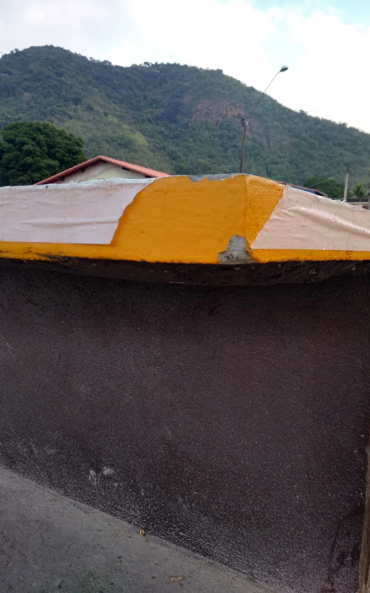 &Eacute; poss&iacute;vel ver parte da depreda&ccedil;&atilde;o da mesa de ping-pong