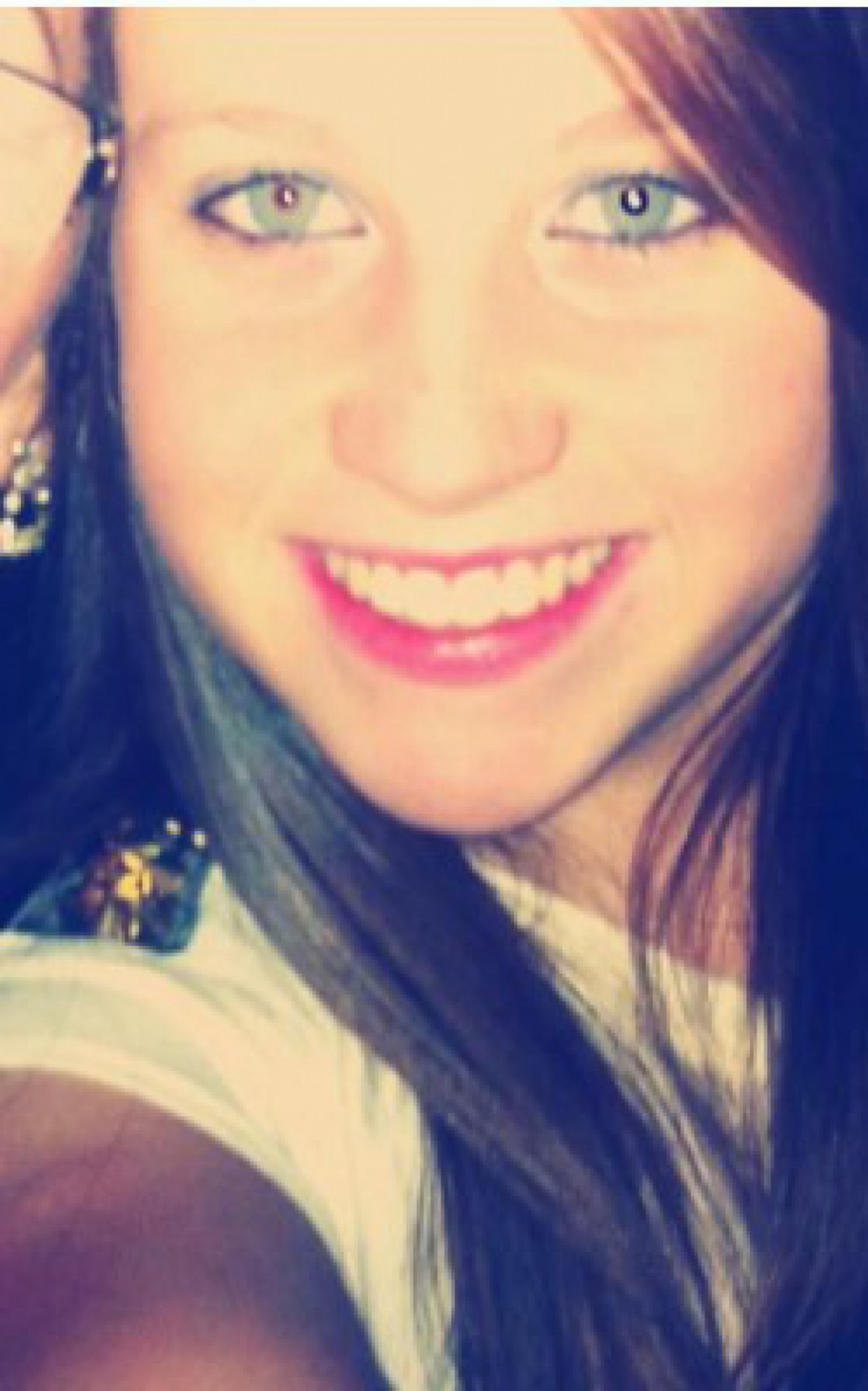 Jovem foi atacada a facadas por um homem - Reprodução