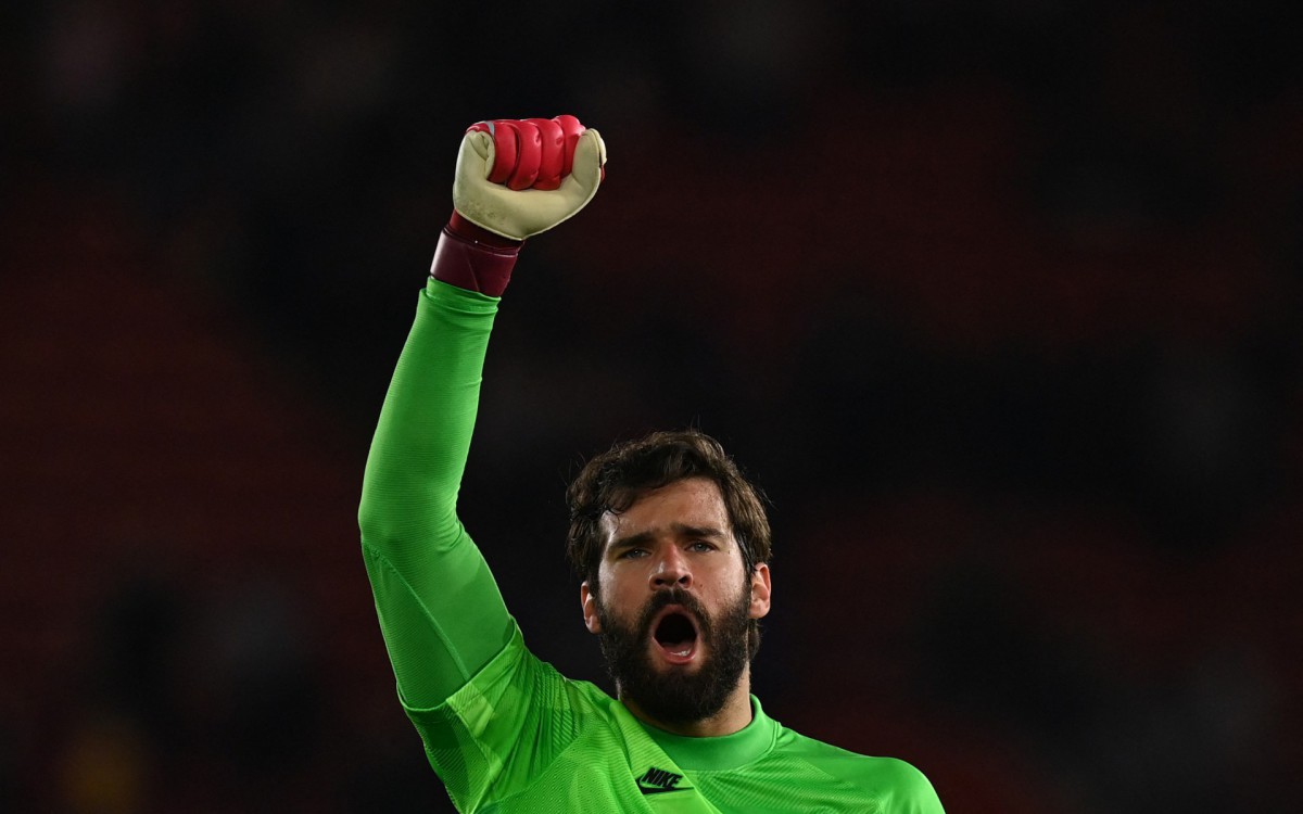 &quot;Estamos juntos com ele para o que ele precisar, para levar o seu tempo. Ele veio, treinou, veio ao jogo, fez um gol fant&aacute;stico para n&oacute;s que foi muito importante. Estamos com ele 100%&quot;, afirmou o brasileiro