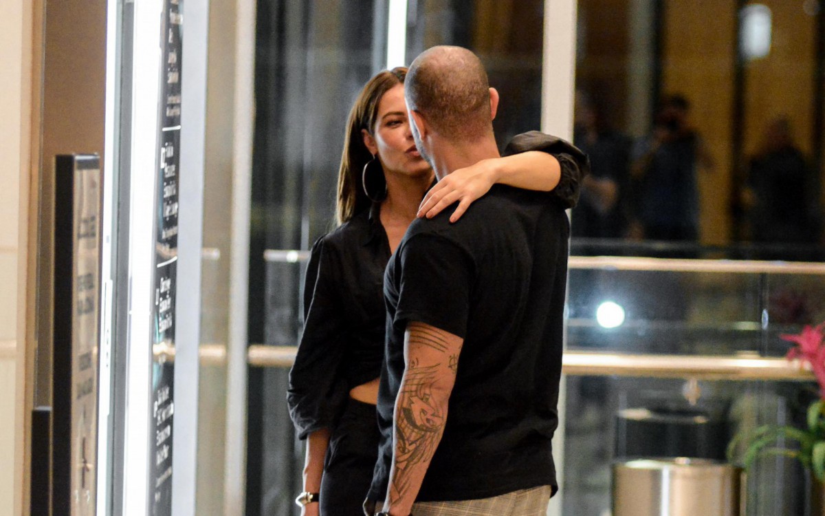 Paolla Oliveira e Diogo Nogueira trocam beijos durante passeio em shopping na Barra da Tijuca, na noite desta segunda-feira