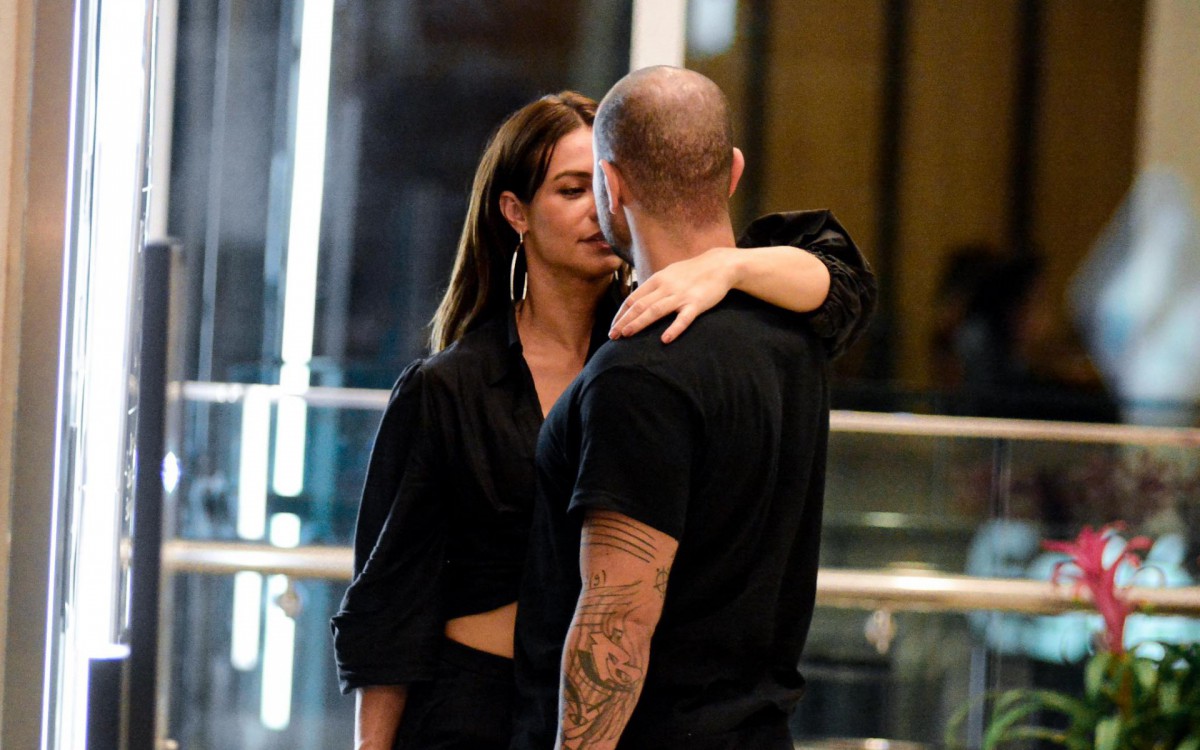 Paolla Oliveira e Diogo Nogueira trocam beijos durante passeio em shopping na Barra da Tijuca, na noite desta segunda-feira