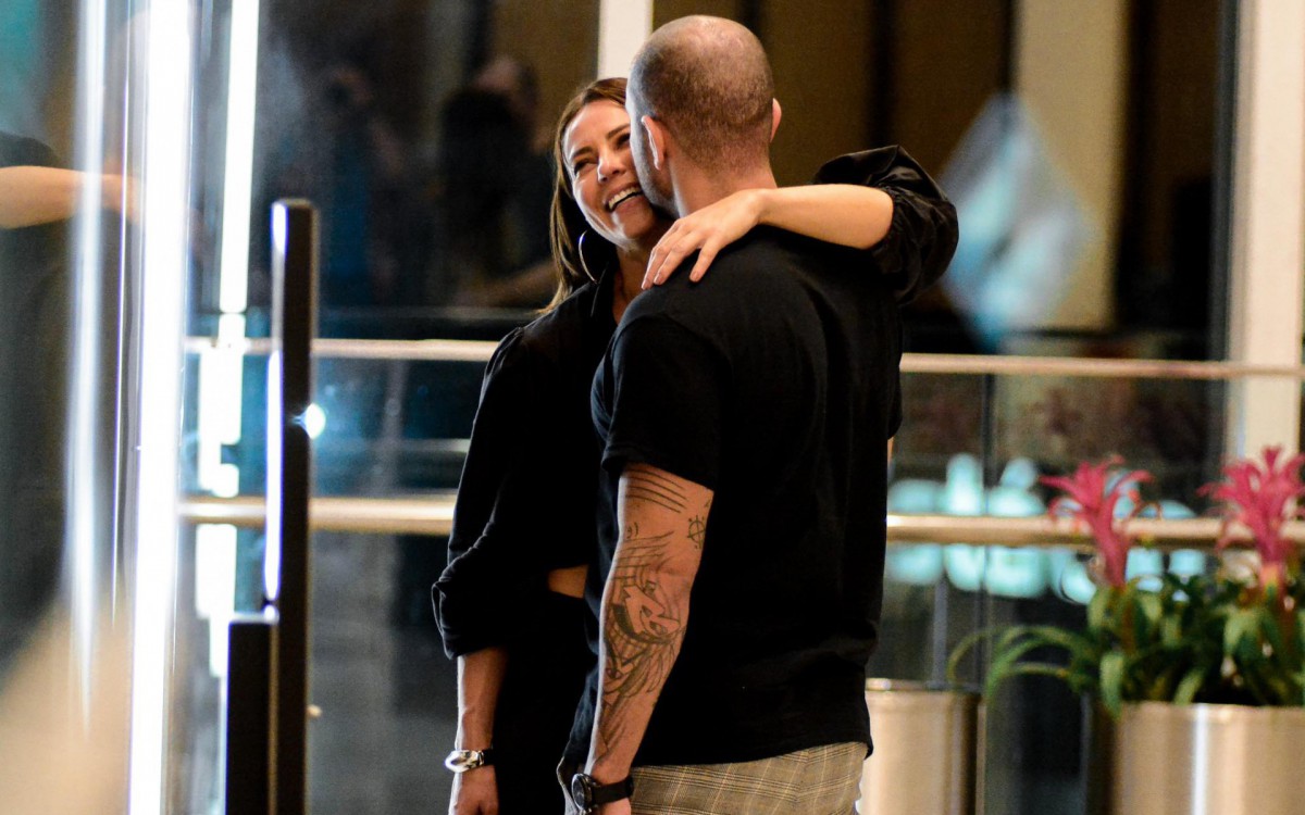 Paolla Oliveira e Diogo Nogueira trocam beijos durante passeio em shopping na Barra da Tijuca, na noite desta segunda-feira