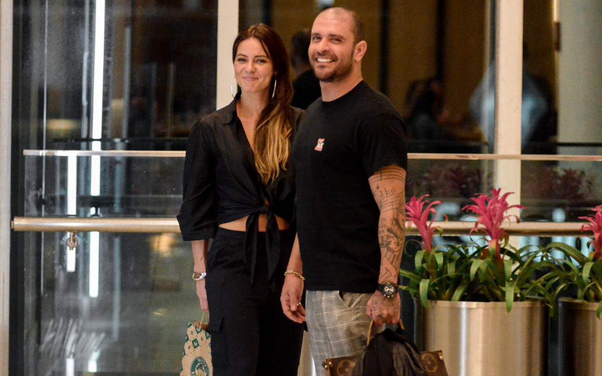 Paolla Oliveira e Diogo Nogueira trocam beijos durante passeio em shopping na Barra da Tijuca, na noite desta segunda-feira