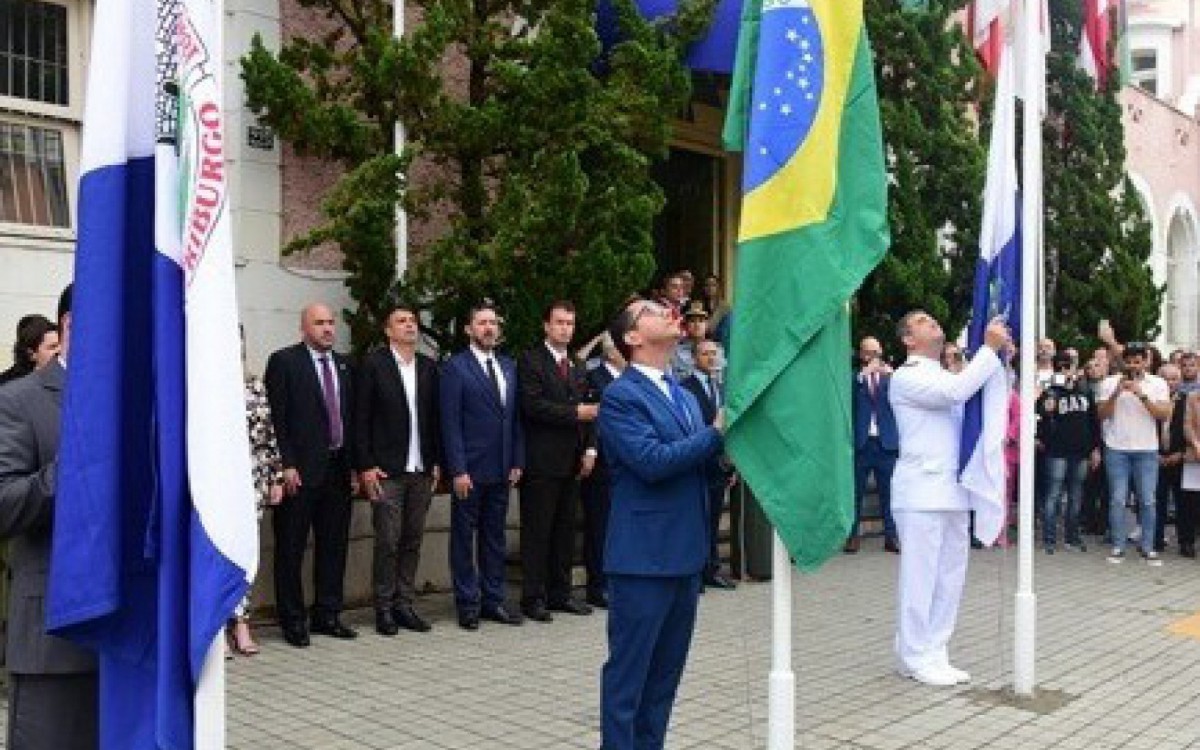 Prefeito Johnny Maycon hasteou a bandeira do Brasil ao lado do diretor do Sanat&oacute;rio Naval, capit&atilde;o de fragata m&eacute;dico Marcos Floripes da Silva, com a bandeira do Estado do Rio de Janeiro, e do presidente da C&acirc;mara Municipal, Wellington Moreira, hasteando a bandeira do munic&iacute;pio de Nova Friburgo.