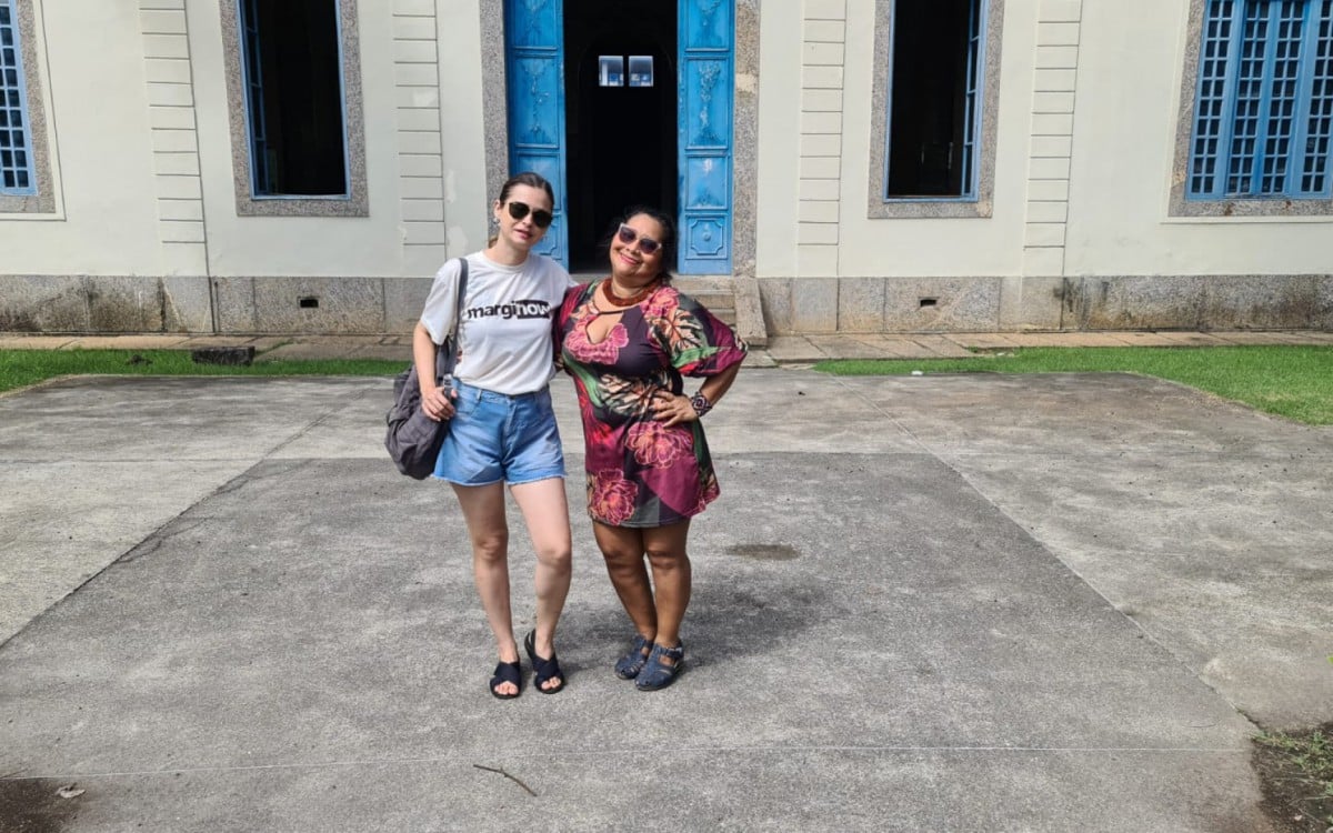 A roteirista Claudia Gomes e a amiga Lúcia Morais visitam o Palacete Princesa Isabel, onde funciona o Ecomuseu Noph, em Santa Cruz - Arquivo pessoal