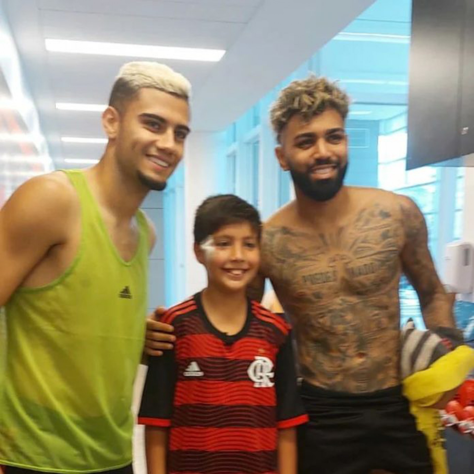 Thiago ao lado de Andreas e Gabigol  - Redes Sociais/ Anna Clara Laurindo 