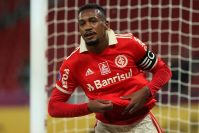 Perícia não identifica o que Rafael Ramos, do Corinthians, disse a Edenilson, do Internacional