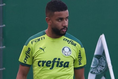 Ex-jogador do Flamengo é ameaçado por torcedores e tem vidro do carro danificado