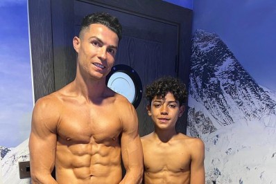 Cristiano Ronaldo exibe corpo sarado ao posar com o filho