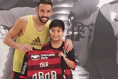DEPOIS DO SUSTO: torcedor chileno ferido no jogo do flamengo visita CT e conhece os jogadores