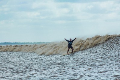 Riostrense André Pássaro volta a surfar na Pororoca Maranhense
