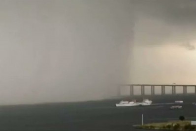 Vídeo: Ponte Rio-Niterói é 'engolida' por tempestade