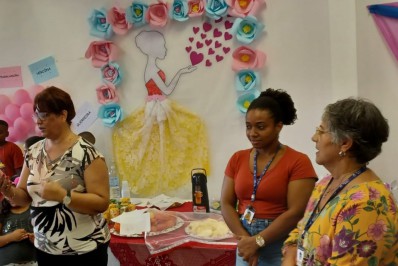 Apresentação musical coreografada emociona mães no CRAS Santo Elias, em Mesquita