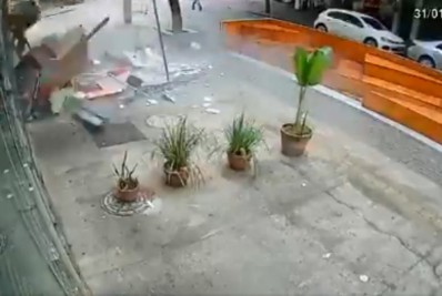 Vídeo: Explosão em restaurante de Niterói deixa homem ferido