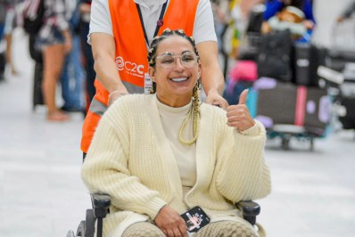 Valesca Popozuda desembarca no Rio em cadeira de rodas após torcer no pé o Canadá