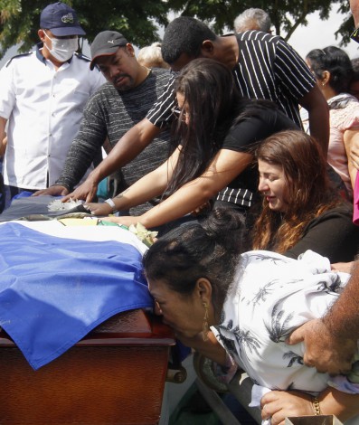 Policia - Sepultamento do Policial Civil, Renato Couto Mendonça, morto por militares da Marinha, no cemiterio Jardim da Saudade, em Sulacap, zona oeste do Rio. Na foto, mae beija o caixao do filho.