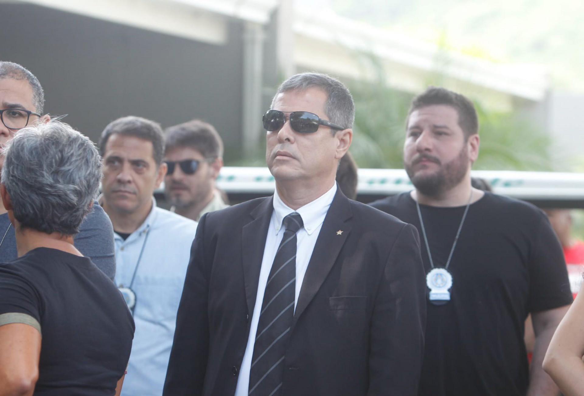 Secretário de Estado de Polícia Civil, Fernando Albuquerque, e outros membros da instituição estiveram no enterro - Reginaldo Pimenta/Agência O Dia