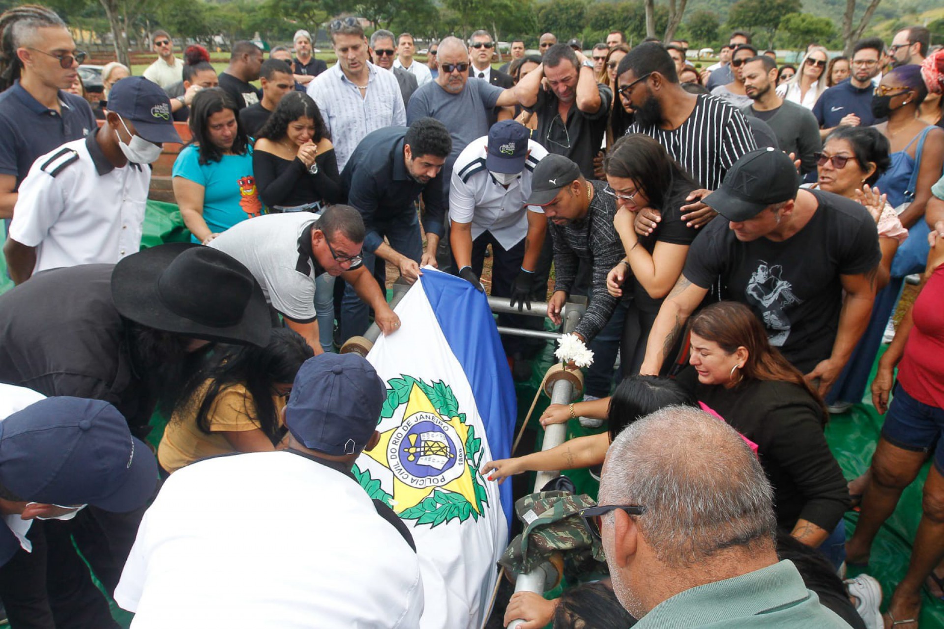 Enterro foi marcado por forte comoção de parentes, amigos e colegas de trabalho - Reginaldo Pimenta/Agência O Dia