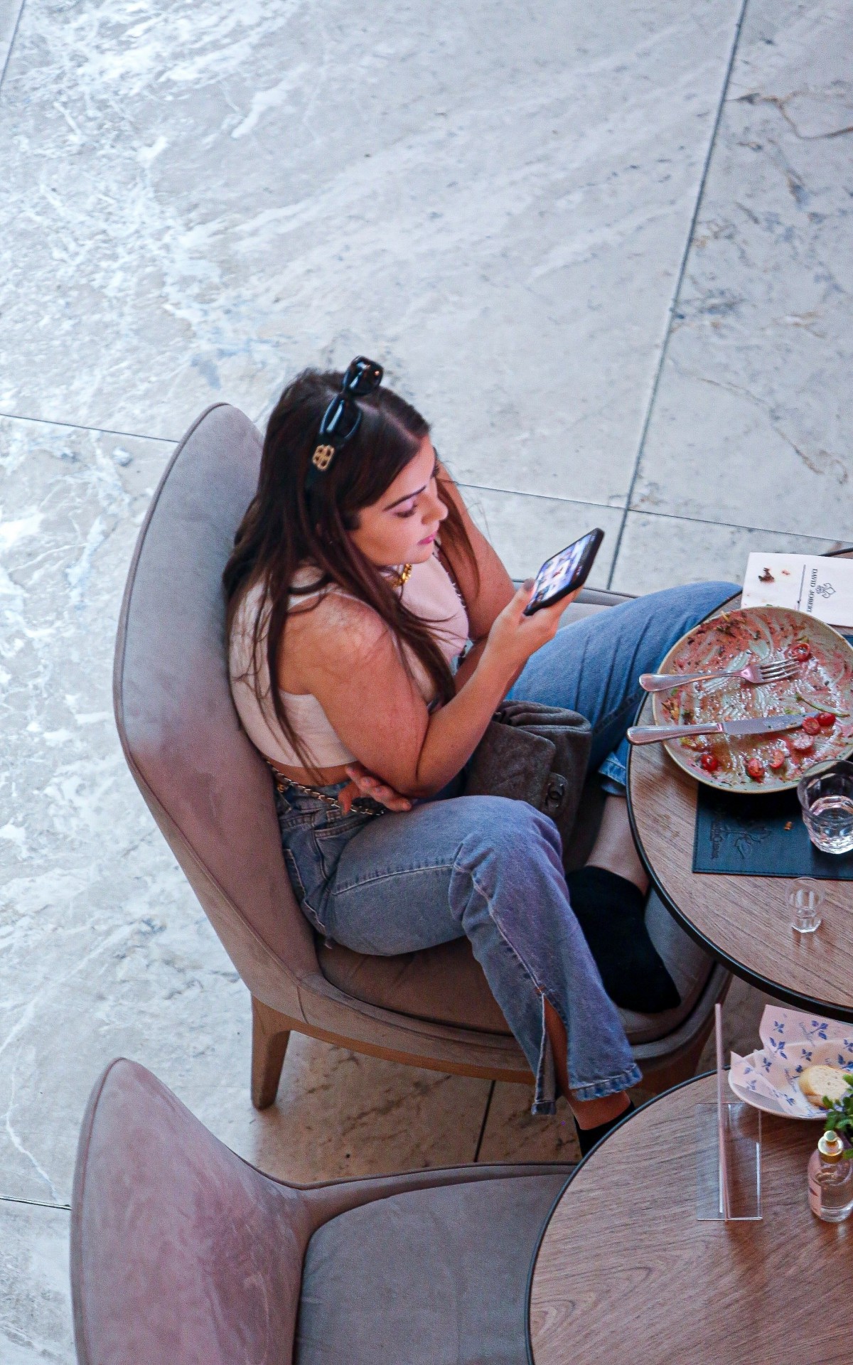 Jade Picon posou para fotos e gravou v&iacute;deos durante passeio em shopping de luxo no Rio