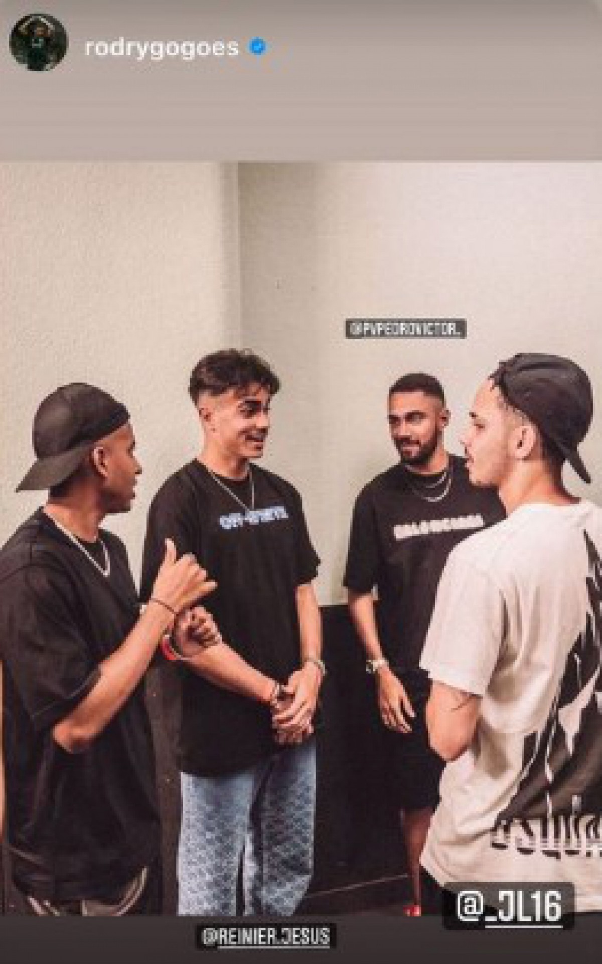 Rodrygo ao lado do Reinier e outros amigos