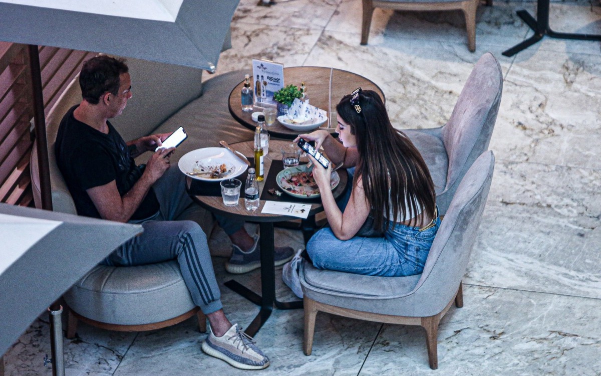 Jade Picon ficou apenas de meia para almo&ccedil;ar em shopping na Zona Oeste do Rio