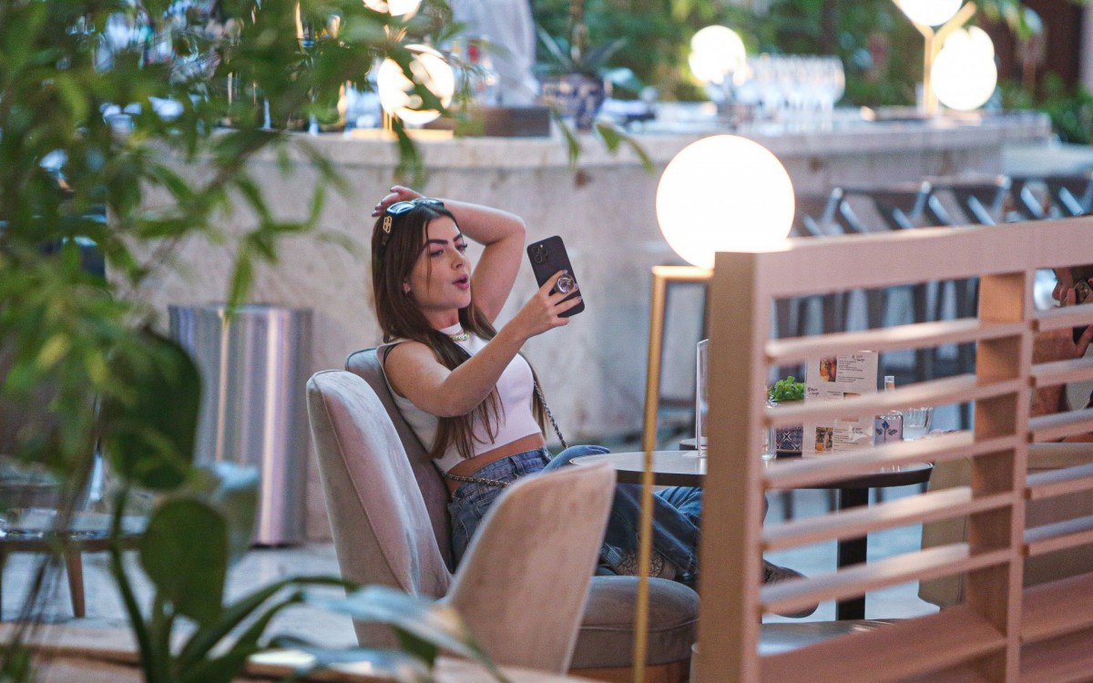 Jade Picon posou para fotos e gravou v&iacute;deos durante passeio em shopping de luxo no Rio