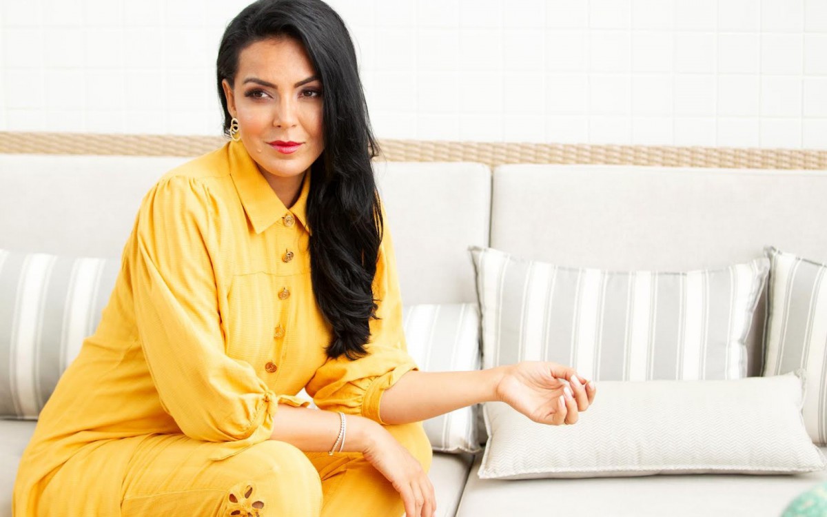 Gard&ecirc;nia Cavalcanti -  Fotos Nilo Lima , Beleza Alciane Bitencourt, Styling Marcia Dornelles, Look Amarelo ( capa) Carmen Steffens Rio Sul ,  Len&ccedil;o Panna Joias