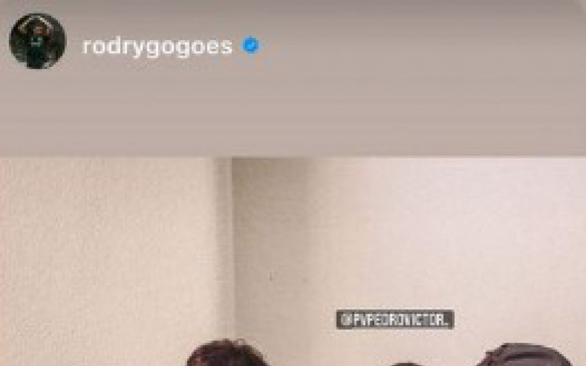 Rodrygo ao lado de Reinier e outros amigos