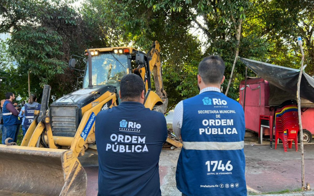 Seop realiza demoli&ccedil;&otilde;es de estruturas na Col&ocirc;nia Juliano Moreira, em Curicica