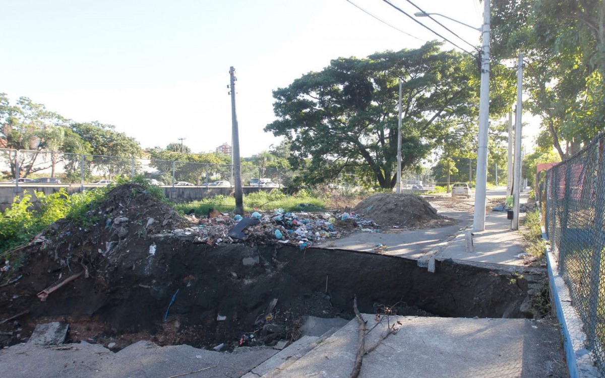 Cratera aberta na Rua Quintanilha, na Freguesia