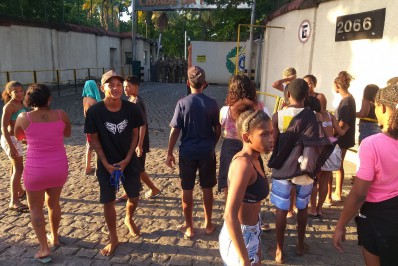 Moradores de Manguinhos acusam policiais de atirar em inocente durante ação